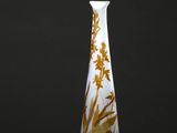 un vase blanc et doré posé sur une table