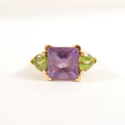 Bague : en or 750 mil. centrée d'une améthyste carrée épaulé…