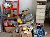une pile de cartons et d'autres objets dans un garage
