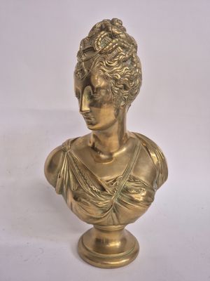 buste en laiton d'une femme sur un socle, sur fond blanc