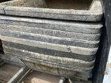 un grand nombre de boîtes empilées les unes sur les autres