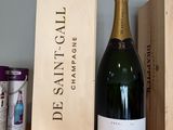 une bouteille de vin posée sur une table à côté d'une caisse en bois