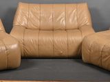 trois fauteuils inclinables qui se trouvent dans une pièce