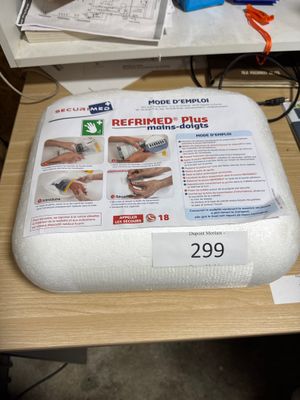 une photo d'une table sur laquelle se trouvent quelques objets