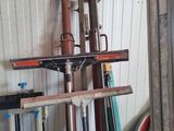 un grand nombre d'outils qui restent sur une étagère