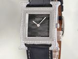 une image d'un gros plan d'une montre-bracelet ornée de diamants
