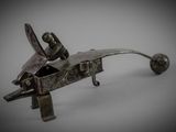 un vieil avion miniature en métal posé sur une surface blanche