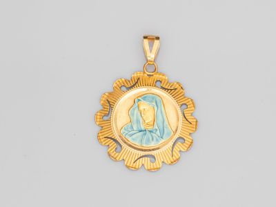 une médaille d'or à l'effigie de la Vierge Marie