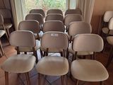 many chairs that are arranged in a circle in a room