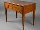 un vieux bureau en bois avec deux tiroirs et un tiroir en dessous