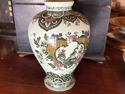 un vase posé sur une table dans une pièce