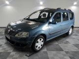 la photo d'une petite camionnette bleue garée dans un garage
