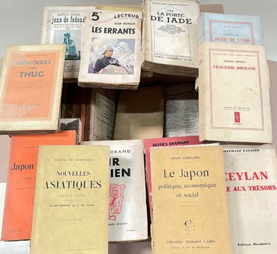 plusieurs livres empilés sur une table