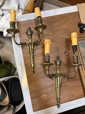 Paire d'appliques en bronze ciselé doré à deux bras de lumière à décor - Photo 1