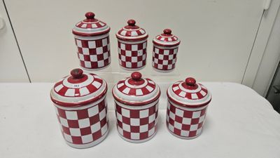 six boîtes à carreaux rouges et blancs avec couvercle, posées sur une table