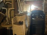 une pièce où se trouvent plusieurs chaises