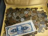 une boîte remplie de pièces de monnaie et contenant un billet d'un dollar
