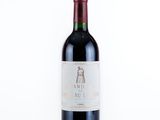 une bouteille de vin posée sur une table