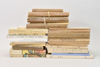 plusieurs livres empilés sur une surface blanche