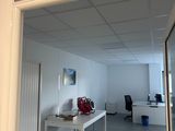une pancarte accrochée au mur d'une pièce indiquant la direction à suivre à l'aide de