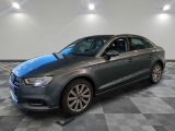 L'Audi est garée dans une grande pièce au sol carrelé en damier.