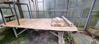 Ensemble de tables de préparation contenues sous la serre et…