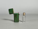 une petite bouteille avec un briquet à côté