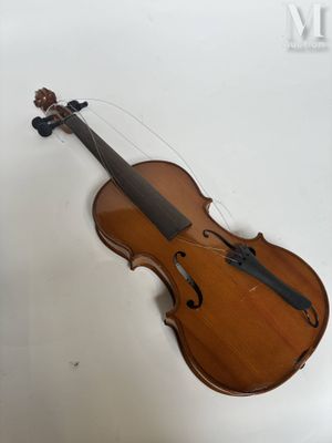 un gros plan d'un violon posé sur une surface blanche