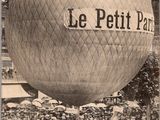 une vieille photo montrant un groupe de personnes debout devant un grand ballon
