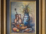 une peinture à l'huile représentant un vase avec des fleurs et des fruits posé sur une table