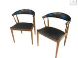 paire de chaises de salle à manger danoises en teck datant du milieu du siècle dernier, avec des assises rembourrées en cuir noir