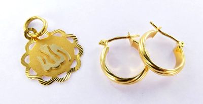 une paire de boucles d'oreilles créoles plaquées or, ornées d'initiales