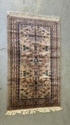 un gros plan d'un tapis accroché au mur