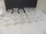 beaucoup de verres à vin vides sur la table