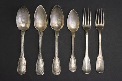 six cuillères en argent et une fourchette posées sur un fond noir