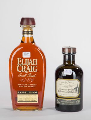 deux bouteilles d'Elijah Craig et une bouteille de bourbon vide