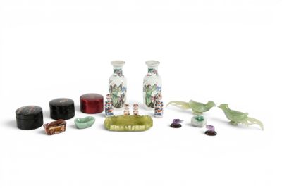 un ensemble de petits vases et d'autres objets posés sur une surface blanche