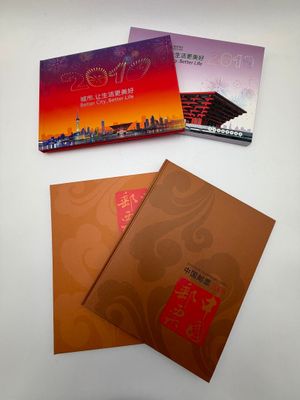 deux livres posés sur une table l'un à côté de l'autre