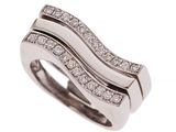 gros plan d'une bague en diamant sur fond blanc