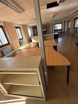 une salle avec de nombreux bureaux et un radiateur