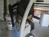 une voiture bleue et blanche garée dans un garage