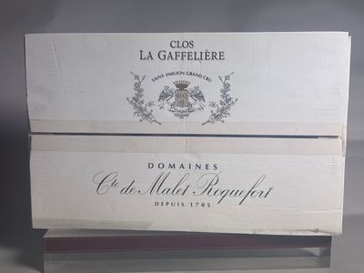 deux cartons de vin posés l'un à côté de l'autre sur une table