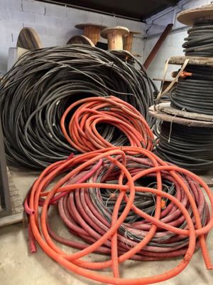 Lot de cables électriques en vrac, tourets et gaines PVC - Photo 1