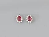 une paire de boucles d'oreilles en rubis et diamants