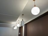 les trois lampes suspendues au plafond de la pièce