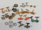 de nombreux modèles différents de montres-bracelets et des montres-bracelets posées sur une table