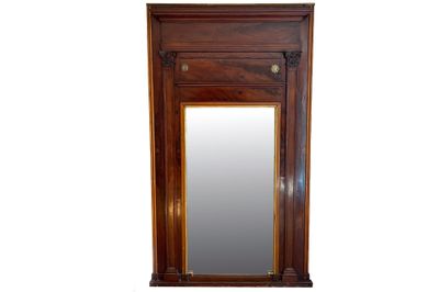 image d'un miroir avec un cadre en bois sur fond blanc