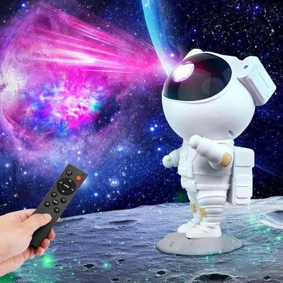 Quelqu'un tient une télécommande devant un astronaute sur la Lune