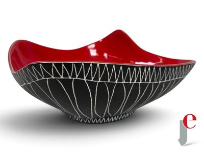 bol rouge et noir orné de lignes blanches, sur fond blanc