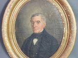 portrait d'un homme vêtu d'un manteau noir et d'un nœud papillon